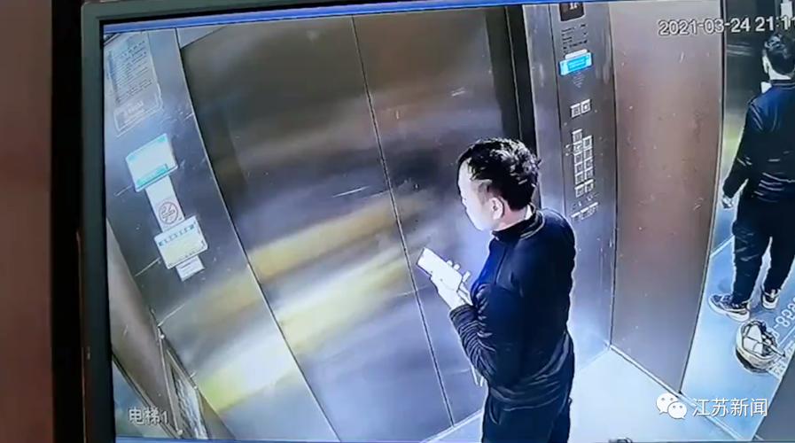 外卖小哥被困电梯,约20分钟后才想起自救!他在干啥?